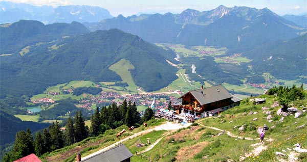 Blick über das Hochgernhaus hinunter ins Achental nach Unterwössen