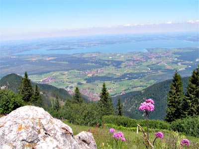 Blick vom Weg zur Hochplatte über den Chiemsee