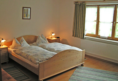 Schlafzimmer der Ferienwohnung im Greiner Hof in den Chiemgauer Alpen, nahe dem Chiemsee