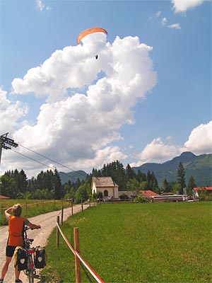 Gleitschirmflieger landet in der Gleitschirmfliegerhochburg im nahen Kössen. 