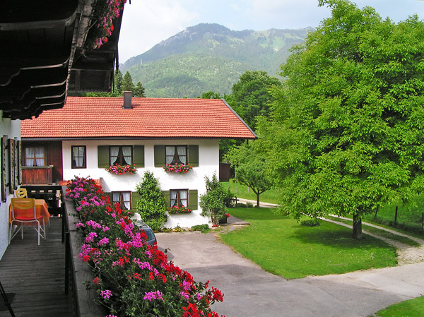 Das Nebengebäude oder bayerisch Zuhäusl des Greinerhof mit der Ferienwohnung im 1. Stock in den Chiemgauer Alpen, nahe dem Chiemsee